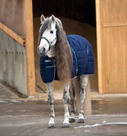 Amigo® Stable Plus Blanket with Disc Front Closure (200g Medium)